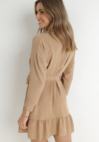 Born2be - Beżowa Sukienka Koszulowa z Falbanką i Wiązanym Paskiem Fian. Kolor: beżowy. Materiał: materiał. Długość rękawa: długi rękaw. Typ sukienki: koszulowe. Styl: klasyczny. Długość: mini #4