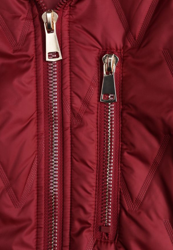 Born2be - Czerwona Pikowana Kurtka Przejściowa Parka z Kapturem o Długim Kroju z Ozdobą Isaline. Okazja: na co dzień. Typ kołnierza: kaptur. Kolor: czerwony. Materiał: poliester, dresówka. Długość: długie. Wzór: aplikacja. Styl: casual, klasyczny