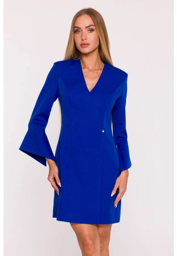 MOE - Elegancka sukienka z szerokimi mankietami dekolt V chabrowa. Okazja: do pracy, na co dzień, na spotkanie biznesowe. Typ kołnierza: dekolt w kształcie V. Kolor: niebieski, czerwony. Materiał: tkanina. Wzór: gładki. Typ sukienki: dopasowane, trapezowe, proste. Styl: elegancki. Długość: mini