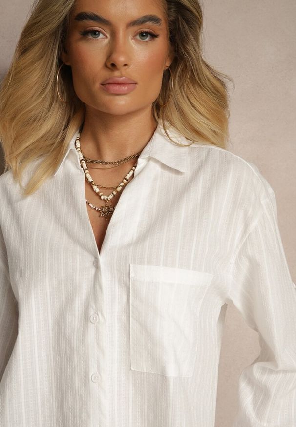 Renee - Biała Bawełniana Koszula w Podłużne Paski Toliriana. Okazja: na co dzień. Kolor: biały. Materiał: bawełna. Wzór: paski. Styl: klasyczny, casual