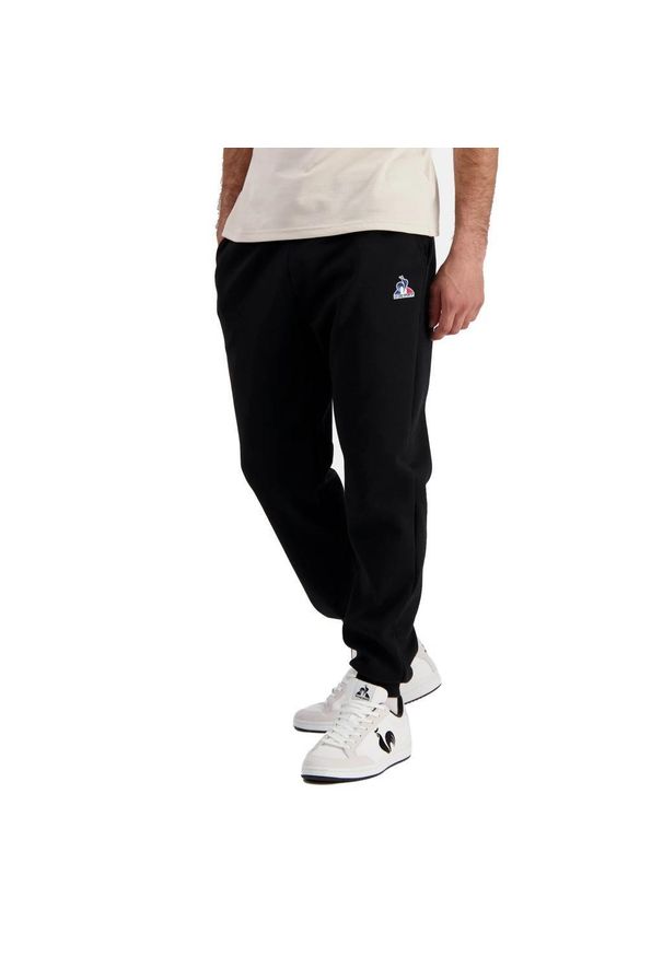Spodnie Le Coq Sportif Model Loose Kolor Czarny. Kolor: czarny. Materiał: tkanina. Długość: krótkie. Sezon: lato