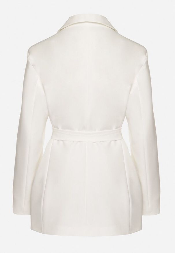 Born2be - Biała Jednorzędowa Marynarka z Paskiem i Usztywnionymi Ramionami Diomella. Okazja: na co dzień. Kolor: biały. Materiał: jeans. Styl: casual, elegancki