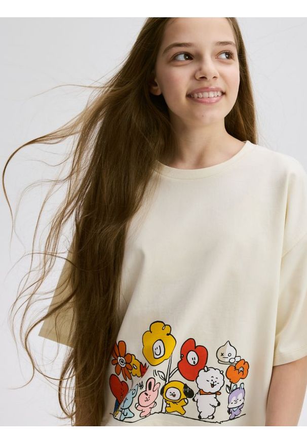 Reserved - Krótki t-shirt BT21 - kremowy. Kolor: kremowy. Materiał: bawełna, dzianina. Długość: krótkie