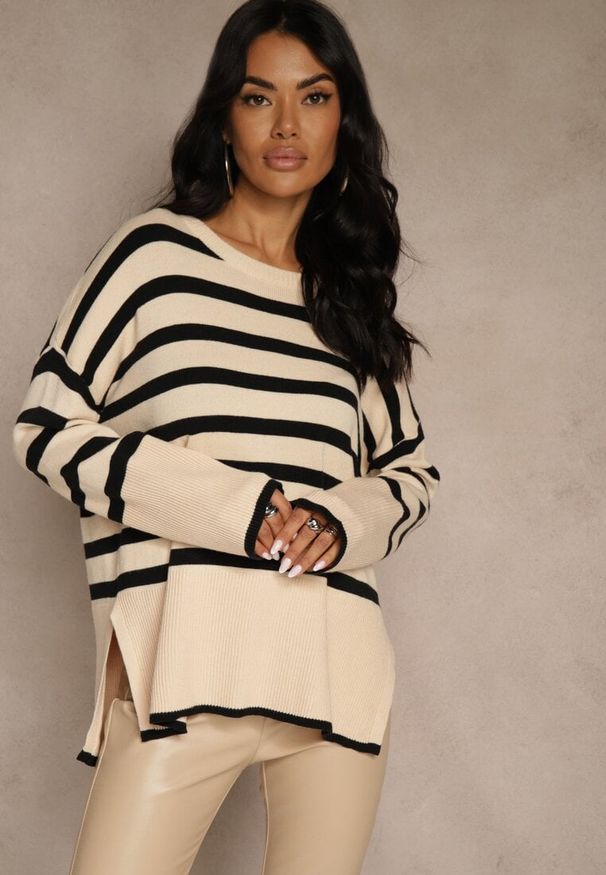 Renee - Kremowo-Czarny Sweter Oversize w Paski Kalitusa. Okazja: na co dzień. Kolor: czarny. Materiał: jeans. Wzór: paski. Styl: casual
