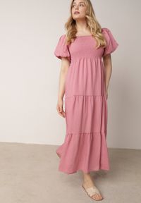 Born2be - Różowa Wiskozowa Sukienka z Bufiastymi Rękawami i Marszczoną Górą Liones. Okazja: na co dzień. Kolor: różowy. Materiał: wiskoza. Długość rękawa: krótki rękaw. Sezon: lato. Typ sukienki: proste. Styl: wakacyjny, casual #1