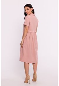 BeWear - Sukienka koszulowa midi z kołnierzykiem różowa. Kolor: różowy. Sezon: lato, wiosna. Typ sukienki: koszulowe. Długość: midi