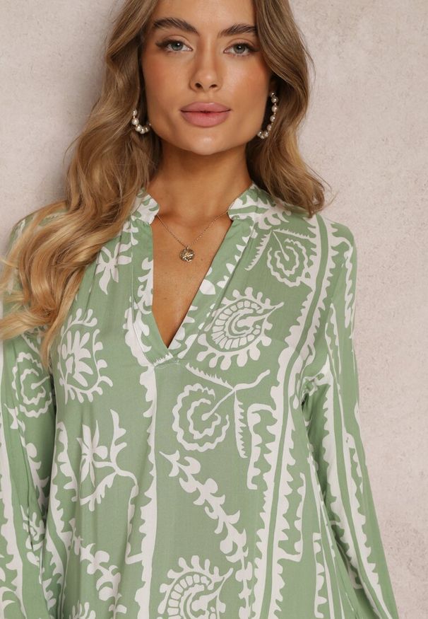 Renee - Jasnozielona Rozkloszowana Sukienka Midi z Falbanką na Dole i Trójkątnym Dekoltem Kiria. Kolor: zielony. Wzór: aplikacja. Styl: boho. Długość: midi