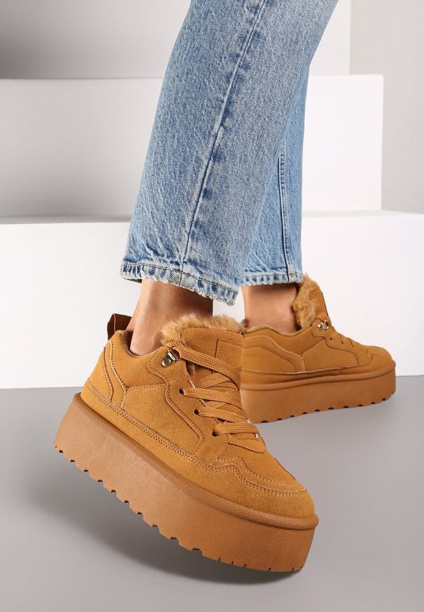 Renee - Brązowe Sneakersy Stylizowane na Śniegowce Ozdobione Futerkiem Maviena. Okazja: na co dzień. Kolor: brązowy. Materiał: futro. Wzór: aplikacja. Obcas: na platformie
