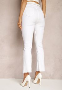 Renee - Białe Bawełniane Jeansy z Rozszerzanymi Postrzępionymi Nogawkami Navirea. Kolor: biały. Styl: klasyczny