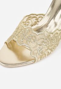 Renee - Złote Klapki na Metalicznej Szpilce z Koronką Theiseusa. Kolor: złoty. Materiał: koronka. Wzór: koronka. Styl: elegancki #3