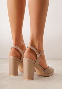 Renee - Ciemnobeżowe Sandały VICES na Słupku z Grubą Podeszwą i Skórzaną Wkładką Aziluna. Zapięcie: pasek. Kolor: beżowy. Materiał: skóra. Obcas: na słupku. Styl: elegancki #6