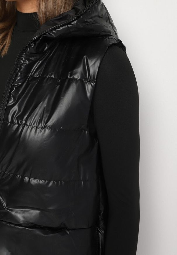 Born2be - Czarna Kamizelka Długa z Kapturem Ozdobiona Naszywką Zapinana na Napy Nevettea. Okazja: na co dzień. Typ kołnierza: kaptur. Kolor: czarny. Długość: długie. Wzór: aplikacja. Styl: casual, elegancki