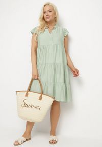 Born2be - Jasnozielona Sukienka o Rozkloszowanym Kroju z Dekoltem w Serek Meverina. Okazja: na co dzień. Typ kołnierza: dekolt w serek. Kolor: zielony. Długość rękawa: krótki rękaw. Wzór: aplikacja. Typ sukienki: rozkloszowane, proste. Styl: casual, elegancki #2