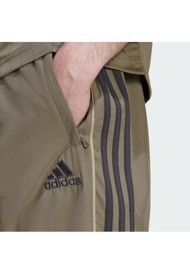 Adidas - adidas Spodnie dresowe adicolor Teamgeist KD5865 Khaki Loose Fit. Kolor: brązowy. Materiał: syntetyk