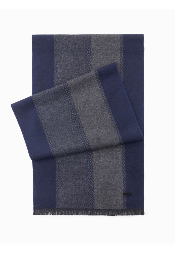 Ombre Clothing - Elegancki męski szalik w geometryczne wzory – granatowo-szary V1 OM-ACSF-0115 - uniwersalny. Kolor: niebieski. Materiał: bawełna, tkanina, poliester. Wzór: geometria. Styl: elegancki