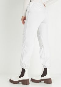 Born2be - Białe Bawełniane Spodnie z Gumką w Pasie Vemivi. Kolor: biały. Materiał: bawełna. Wzór: gładki #6