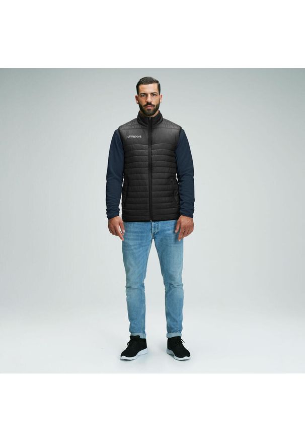 UHLSPORT - Kurtka dziecięca bez rękawów Uhlsport Essential Ultra Lite. Kolor: czarny. Materiał: puch. Długość rękawa: bez rękawów. Sport: piłka nożna
