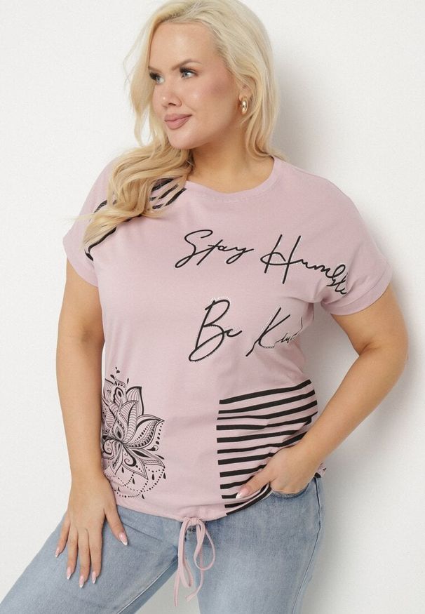 Born2be - Jasnofioletowy T-shirt Ozdobiony Napisem i Paskami Olirvenia. Okazja: na co dzień. Kolor: fioletowy. Materiał: jeans. Wzór: aplikacja, napisy. Styl: casual