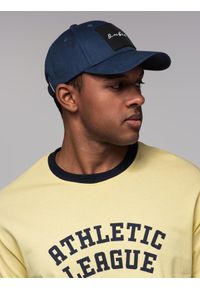 Ombre Clothing - Czapka męska z daszkiem bejsbolówka z dużą naszywką – granatowa V3. Kolor: niebieski. Materiał: guma, bawełna. Wzór: aplikacja. Styl: casual, elegancki #5