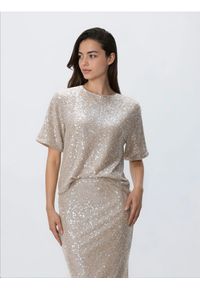 Reserved - Cekinowy t-shirt boxy - kremowy. Kolor: kremowy. Materiał: dzianina