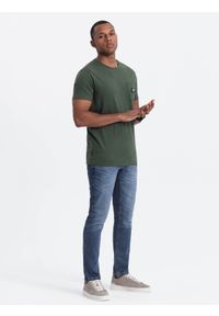 Ombre Clothing - Casualowy męski t-shirt z naszywką na kieszeni – ciemnooliwkowy V4 - Rozmiar: S. Okazja: na co dzień. Kolor: oliwkowy. Materiał: guma, skóra, jersey, bawełna. Wzór: aplikacja. Styl: casual