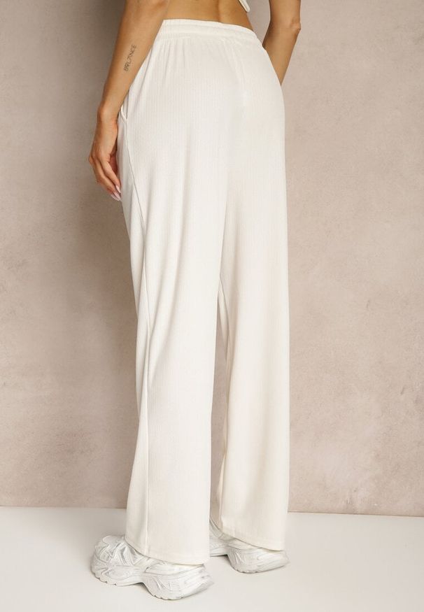 Renee - Jasnobeżowe Spodnie Dresowe o Prostym Kroju z Gumką w Pasie Miritia. Okazja: na co dzień. Kolor: beżowy. Materiał: dresówka. Styl: casual