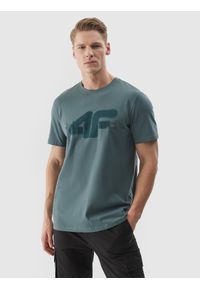 4f - T-shirt regular z nadrukiem męski - oliwkowy. Okazja: na co dzień. Kolor: wielokolorowy, brązowy, oliwkowy. Materiał: jersey, bawełna, dzianina. Wzór: nadruk. Styl: casual, sportowy, klasyczny