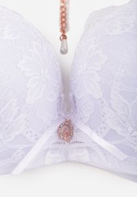 Renee - Biały Biustonosz Push Up Ozdobiony Łańcuszkiem z Kryształkiem Brinanna. Kolor: biały. Rodzaj stanika: push-up. Wzór: aplikacja #6