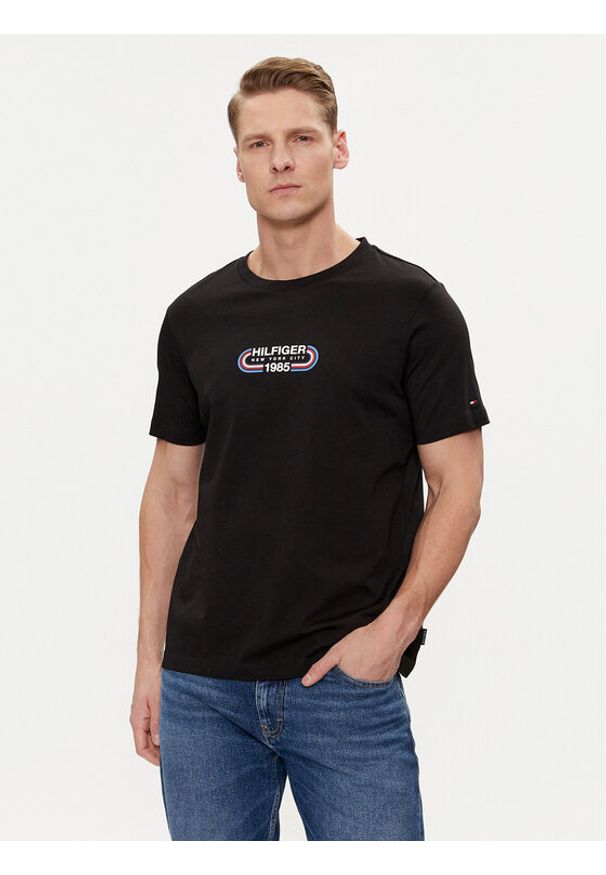 TOMMY HILFIGER - Tommy Hilfiger T-Shirt Track Graphic MW0MW34429 Czarny Regular Fit. Kolor: czarny. Materiał: bawełna