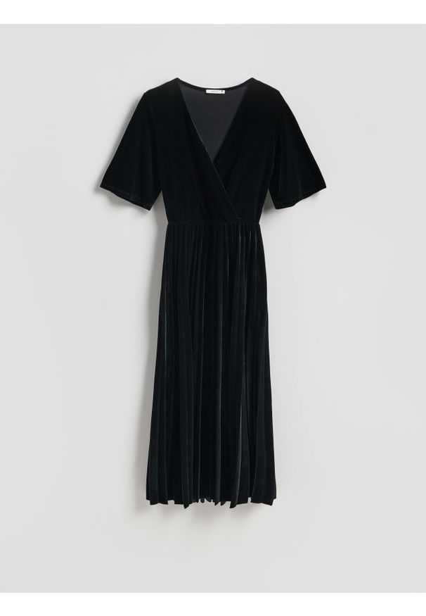 Reserved - Welurowa sukienka z plisowaniem - czarny. Kolor: czarny. Materiał: welur