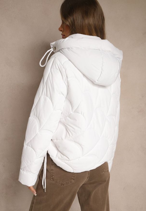 Renee - Biała Kurtka z Pikowanymi Przeszyciami Kapturem i Aplikacjami po Bokach Oloria. Okazja: na co dzień, na imprezę. Kolor: biały. Materiał: jeans. Wzór: aplikacja. Styl: casual