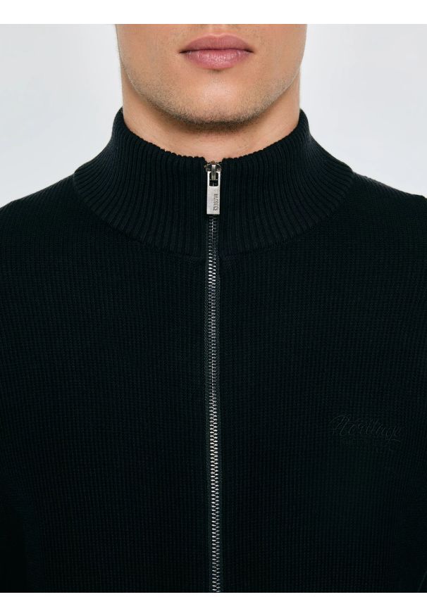 Big-Star - Sweter męski rozpinany ze stójką czarny Anton 906. Okazja: na co dzień. Typ kołnierza: kołnierzyk stójkowy. Kolor: czarny. Materiał: bawełna, dzianina. Wzór: haft, ze splotem. Styl: sportowy, klasyczny, casual, elegancki