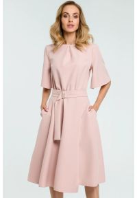 Sukienki.shop - Sukienka elegancka rozkloszowana z paskiem pudrowy róż. Okazja: na spotkanie biznesowe, do pracy, na komunię. Typ kołnierza: typu klepsydra. Kolor: różowy, brązowy. Materiał: tkanina, elastan, materiał. Wzór: gładki. Typ sukienki: dopasowane, rozkloszowane. Styl: elegancki. Długość: midi #2