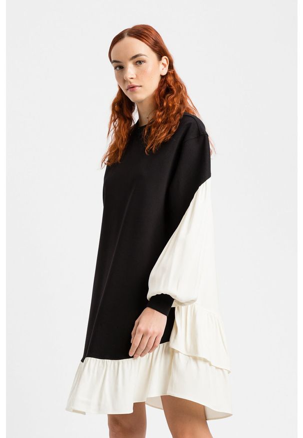 TwinSet - Dwukolorowa luźna sukienka Twinset. Kolor: czarny, biały, wielokolorowy. Materiał: elastan, poliamid, wiskoza. Długość rękawa: długi rękaw. Wzór: kolorowy