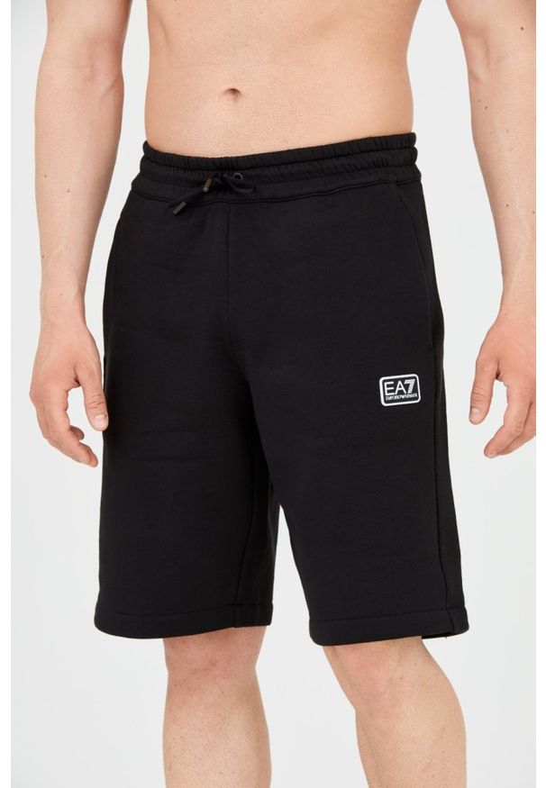 EA7 Emporio Armani - EA7 Męskie czarne krótkie spodenki z naszywkę. Kolor: czarny. Materiał: bawełna. Długość: krótkie. Wzór: aplikacja