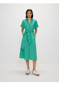 Reserved - Koszulowa sukienka midi - zielony. Kolor: zielony. Materiał: bawełna, tkanina. Typ sukienki: koszulowe. Długość: midi #1