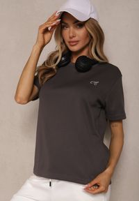 Renee - Ciemnoszary T-shirt Ozdobiony Małym Haftem Natamira. Okazja: na co dzień. Kolor: szary. Wzór: haft, aplikacja. Styl: klasyczny, casual