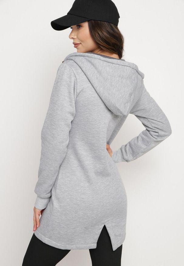 Born2be - Szara Bluza z Kapturem o Długim Fasonie z Ozdobną Taśmą Sintoria. Okazja: na co dzień, na spacer. Typ kołnierza: kaptur. Kolor: szary. Materiał: jeans. Długość rękawa: długi rękaw. Długość: długie. Styl: wizytowy, casual