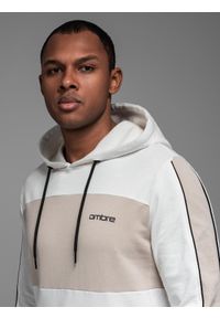 Ombre Clothing - Męska bawełniana bluza z kapturem z kontrastującymi elementami - biała V1 OM-SSNZ-0225 - XXL. Okazja: na co dzień. Typ kołnierza: kaptur. Kolor: biały. Materiał: bawełna. Wzór: napisy. Styl: sportowy, casual #4