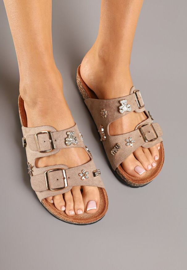 Renee - Ciemnobeżowe Klapki Ozdobione Metalicznymi Aplikacjami Belwia. Okazja: na spacer, na plażę, na co dzień. Kolor: beżowy. Wzór: aplikacja. Sezon: lato. Styl: casual