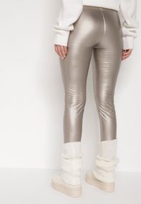 Born2be - Szampańskie Legginsy z Ekoskóry z Guzikami Wysokim Stanem i Gumką w Talii Sintheria. Okazja: na co dzień, na spacer. Stan: podwyższony. Kolor: złoty. Materiał: materiał, kaszmir. Wzór: aplikacja. Sezon: jesień. Styl: casual, elegancki #7