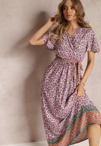 Renee - Różowa Sukienka Maxi z Paskiem i Gumką w Talii w Ornamentalny Wzór Calvim. Kolor: różowy. Długość: maxi #3