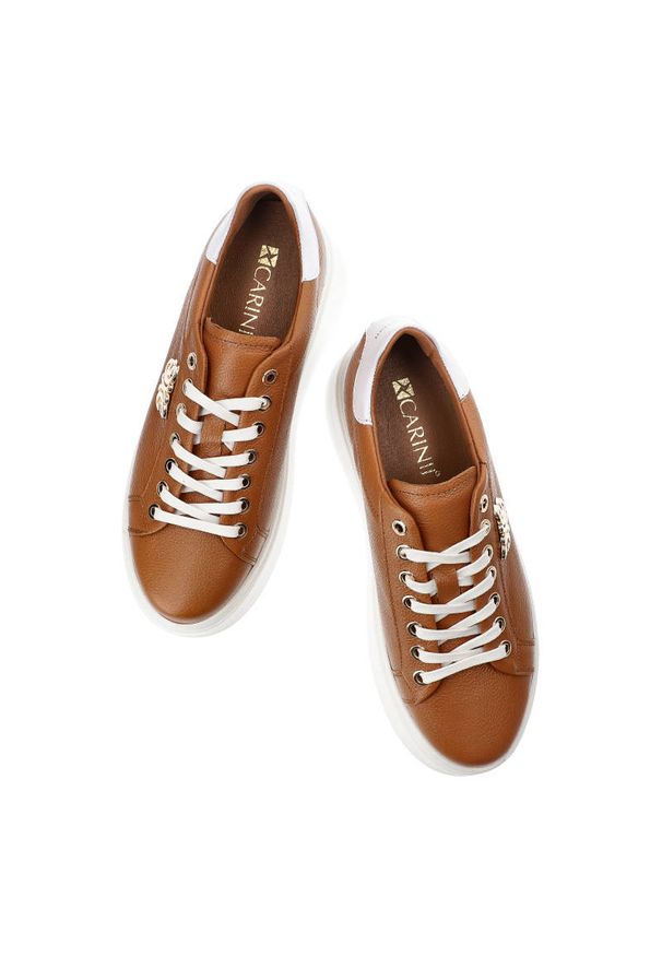Brązowe Sneakersy Carinii Modne Buty Damskie. Okazja: na co dzień. Kolor: brązowy. Materiał: skóra. Szerokość cholewki: normalna. Wzór: aplikacja. Sezon: wiosna, jesień. Obcas: na platformie. Styl: casual, elegancki