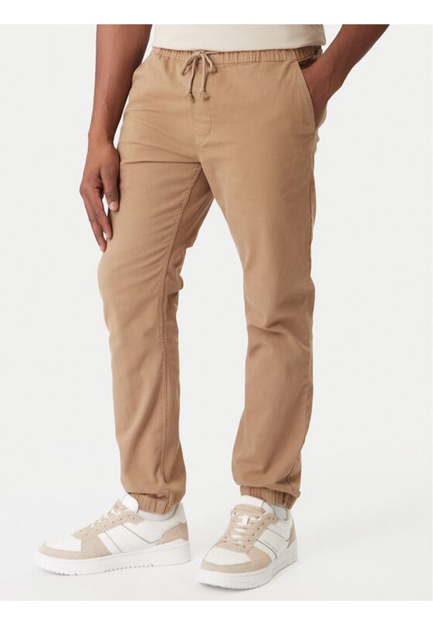 Tommy Jeans Joggery DM0DM23102 Brązowy Regular Fit. Kolor: brązowy. Materiał: bawełna