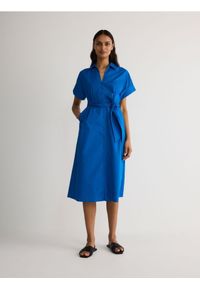 Reserved - Koszulowa sukienka midi - niebieski. Kolor: niebieski. Materiał: bawełna, tkanina. Typ sukienki: koszulowe. Długość: midi