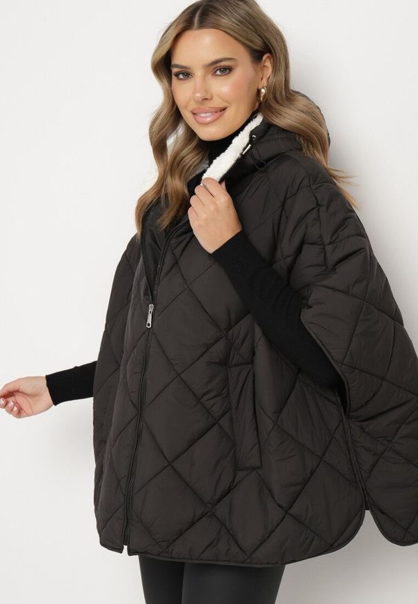 Born2be - Czarna Pikowana Kurtka w Stylu Ponczo z Kieszeniami i Kapturem z Futerkiem Edarria. Okazja: na co dzień. Kolor: czarny. Materiał: futro. Styl: elegancki, casual