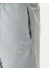 Adidas - adidas Szorty sportowe ALL SZN KC3157 Zielony Regular Fit. Kolor: zielony. Materiał: bawełna. Styl: sportowy #3