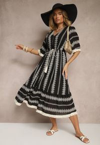Renee - Czarna Rozkloszowana Sukienka Boho z Bawełny Zdobiona Haftem i Wiązaniem Koriruna. Okazja: na co dzień. Typ kołnierza: dekolt w kształcie V. Kolor: czarny. Materiał: bawełna. Wzór: haft, aplikacja. Styl: boho