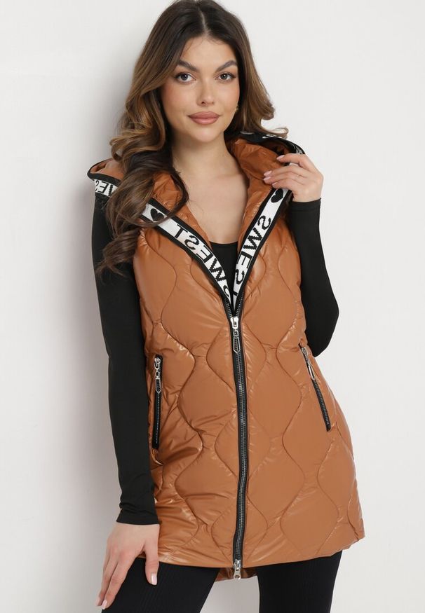 Born2be - Brązowa Pikowana Kamizelka z Kapturem o Dłuższym Fasonie Silvra. Typ kołnierza: kaptur. Kolor: brązowy. Długość: długie
