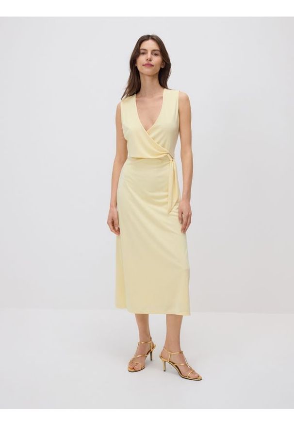 Reserved - Sukienka midi z ozdobnym detalem - jasnożółty. Kolor: żółty. Materiał: dzianina. Wzór: gładki. Typ sukienki: proste. Długość: midi